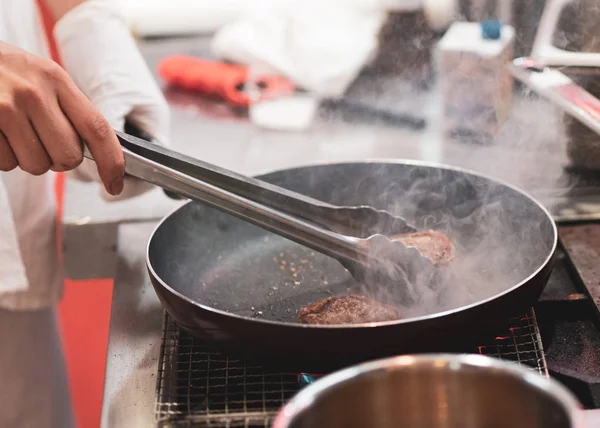 Поджарить мясо на сковородке. Подготовка шеф-повара и пряности мяса ре — стоковое фото