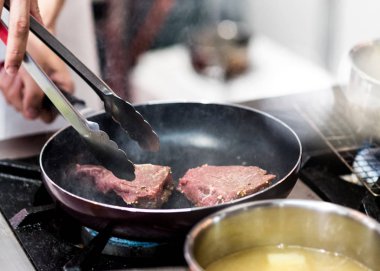 Bir tavada et kızartın. Şef hazırlama ve et re spicing