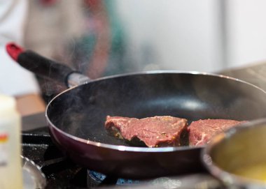 Bir tavada et kızartın. Şef hazırlama ve et re spicing