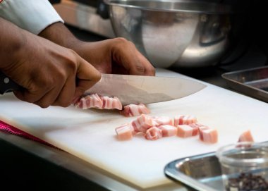 şef dilim domuz göbeği ve mutfak restoranda kesme, Streak