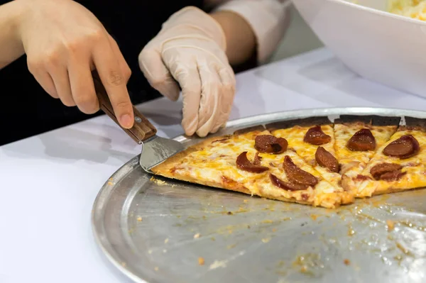 Pizza lezzetli , Şef pizza sıcak parça almak, bir dilim alır — Stok fotoğraf