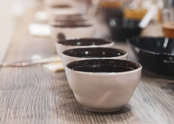 Ízű kávé pohár, kávéscsészét asztalra kóstoló — Stock Fotó