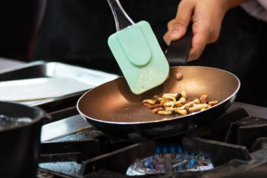 Şef yemek yemek mutfakta aşçı gıda hazırlama