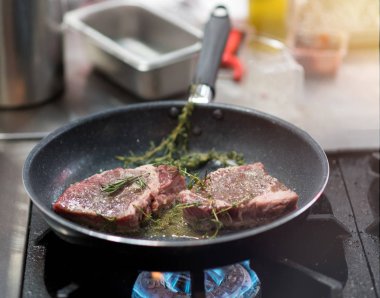 Pan 'da Biftek, Mutfakta Biftek 