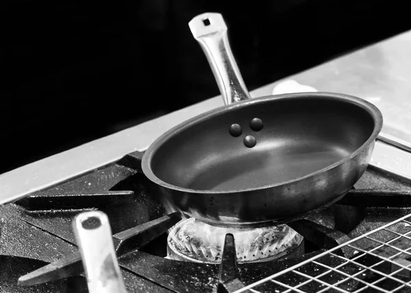 Acél serpenyő, rozsdamentes konyhai eszközök, tűzhely, főzés, edények — Stock Fotó