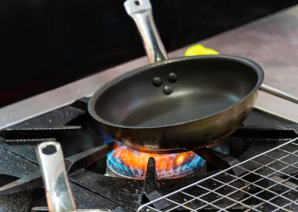 Стальная сковорода, Кухонные принадлежности из нержавеющей стали, плита, Посуда — стоковое фото