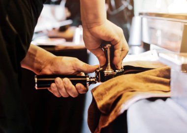 Espresso makinesi kahve demliyor. Kahve bardak içine dökülen i