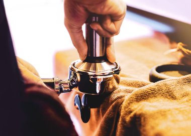 Espresso makinesi kahve demliyor. Kahve bardak içine dökülen i