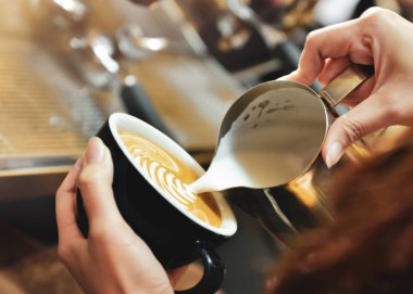 Espresso makinesi kahve demliyor. Kahve bardak içine dökülen i