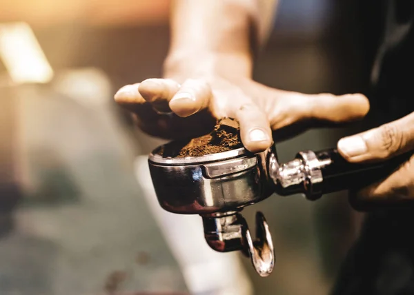 Μηχανή εσπρέσο παρασκευάζοντας έναν καφέ. Ο καφές χύνεται σε ποτήρια — Φωτογραφία Αρχείου