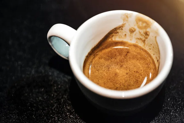 Espresso makinesi kahve demliyor. Kahve bardak içine dökülen i — Stok fotoğraf