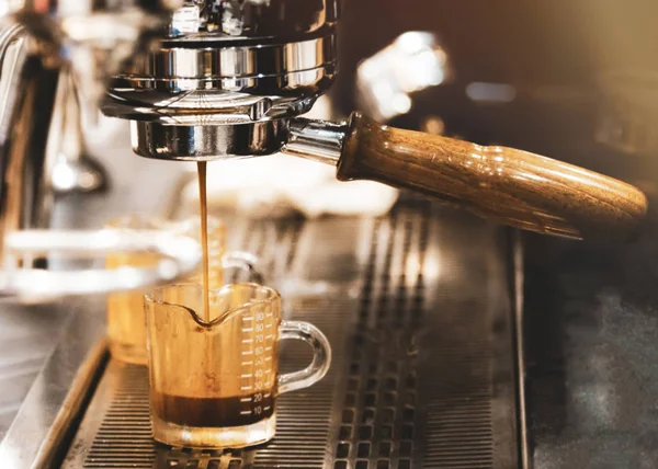 Máquina de café expresso a preparar um café. Café derramando em copos i — Fotografia de Stock