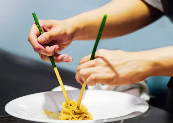 Koch bereitet Essen in der Küche zu, Chefkoch kocht, Chefdekorateur — Stockfoto