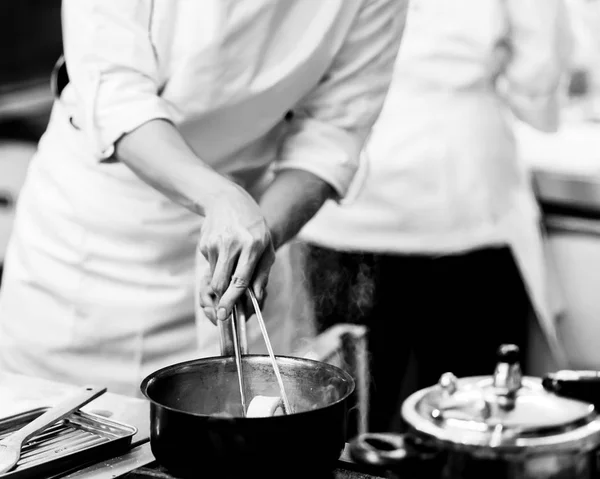 Chef preparar comida, chef cozinhar em uma cozinha, chef no trabalho, Bl — Fotografia de Stock