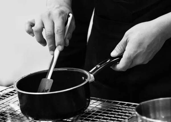 Chef preparar comida, chef cozinhar em uma cozinha, chef no trabalho, Bl — Fotografia de Stock