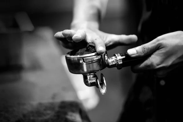 Barista trabalhando em um café, Close up of barista presses gr — Fotografia de Stock