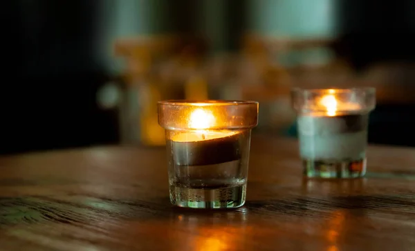 Kerzen im kleinen Glas, Kerzenlicht Nacht — Stockfoto