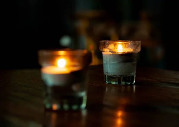 Velas en un vaso pequeño, noche de luz de vela — Foto de Stock