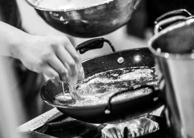 Mutfakta aşçı, işte aşçı, Siyah & Whit