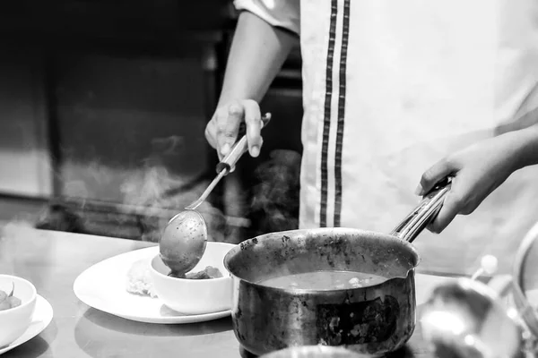 Cocinero Cocinando Una Cocina Chef Trabajo Black Whit —  Fotos de Stock