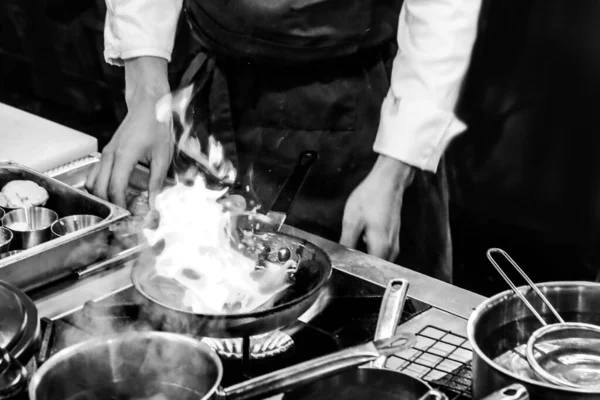 Cocinero Cocinando Una Cocina Chef Trabajo Black Whit —  Fotos de Stock