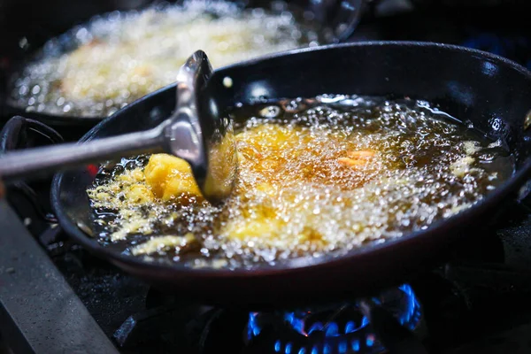 Koch Kochen Koch Bereitet Essen Der Küche — Stockfoto