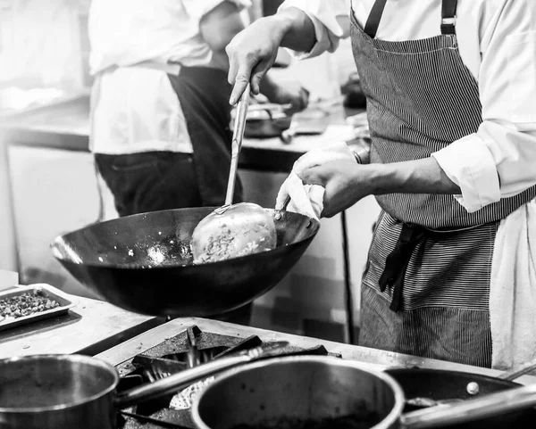 Chef Cozinhar Uma Cozinha Chef Trabalho Preto Whit — Fotografia de Stock