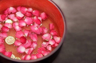 Güzel pembe güller süzülen kaplıca çiçekleri, spa dekorasyonu