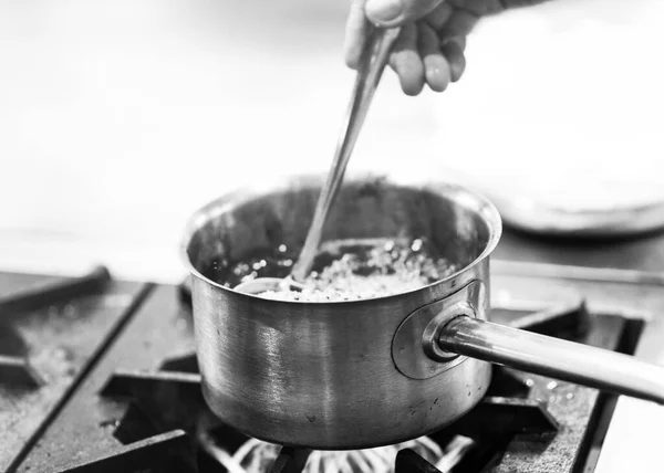 キッチンでのシェフ料理 仕事でのシェフ ブラック ホワイト — ストック写真