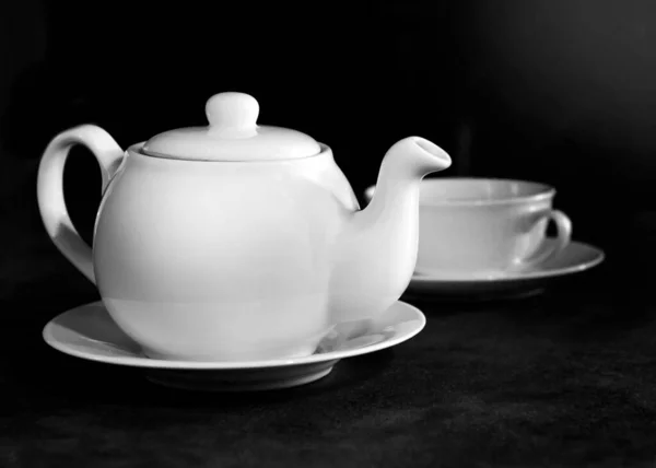 Beyaz Porselen Çay Fincanı Çaydanlık Öğleden Sonra Çay Masası Siyah — Stok fotoğraf