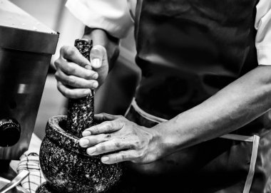 Tayland mutfağında harç içinde acı biber, aşçı aşçılığı.