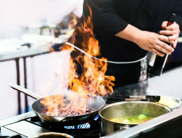 厨师做饭 厨师在厨房做饭 — 图库照片