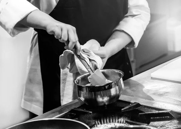 Cocinero Cocinando Una Cocina Chef Trabajo Black Whit —  Fotos de Stock