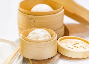 Çin mantısı buğulanmış çörekler, ahşap sepsiyonda servis edilen buğulanmış çörek.