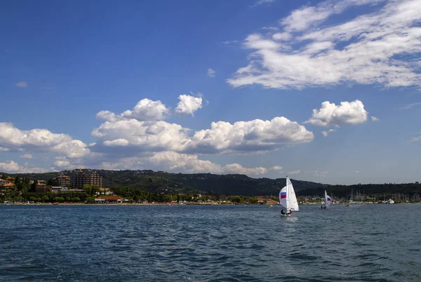 斯洛文尼亚码头的 Portoroz 一个小镇 Adriati 地中海湛蓝的海水 晴朗的夏日天空 游艇旅游 海上漫步 放松概念 — 图库照片