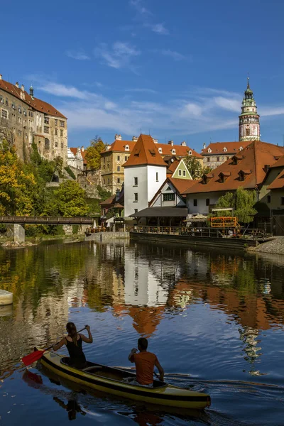 Cesky Krumlov, Vltava Nehri ve kale manzarasının suya yansıyan. Nehir boyunca güneşli bir günde rafting insanlarla tekne. Çek Republic.Historical şehir. Avrupa seyahat.