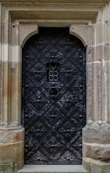 Robusta Porta Nel Castello Sono Circondati Muratura Pietra Stile Gotico — Foto Stock