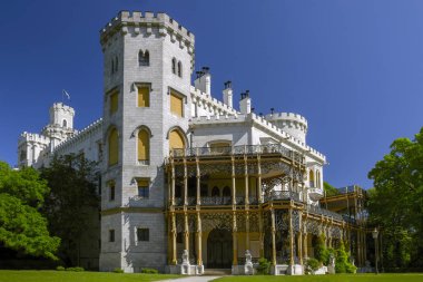 Güzel Kale Hluboka nad Vltavou güzel bahçe ve mavi gökyüzü ile. Çek Cumhuriyeti Güney Bohemya'da yer almaktadır. Çek Cumhuriyeti'nde Simgesel Yapı.