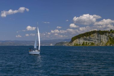 Yelkenli sakin denizlerde açık güneşli havalarda. Akdeniz. Slovenya. Yaz tatili. Gevşeme kavramı. Hedef Avrupa Turizm. Sabah deniz manzarası.