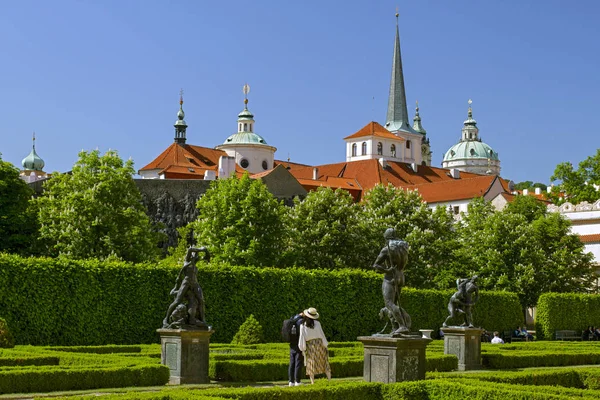 布拉格 捷克共和国 2018 Wallenstein 宫殿花园在布拉格的中心 马拉麦卡 年轻夫妇在公园散步 布拉格 捷克共和国 — 图库照片