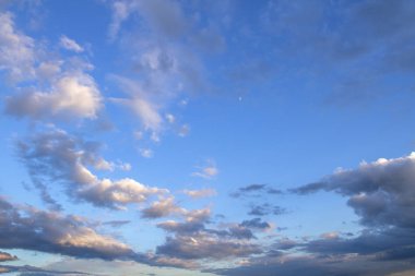  Gökyüzü. Günbatımı güzel, renkli bulutlar ile. Parlak mavi ve sarı renkler. Görünümü arıyorum. Yakın çekim.
