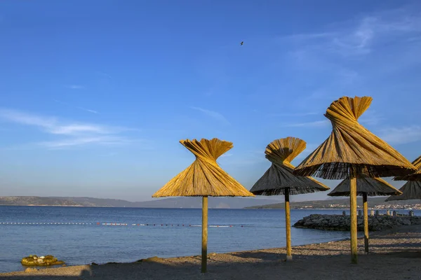 Beach Hırvatistan güzel manzara. Kristal berraklığında suları ve plaj şemsiyeleri. Island Krk.
