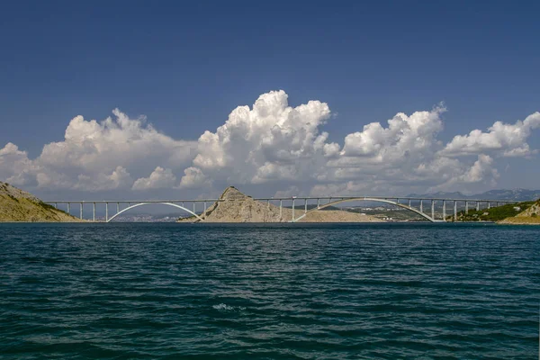 克尔克岛的桥 克尔克是亚得里亚海的克罗地亚海岸的大岛 欧洲旅行 水平视图 — 图库照片