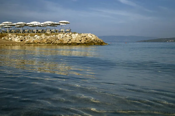 尼斯海滩的看法克罗地亚 清澈的海水和沙滩雨伞 海岛克尔克 — 图库照片