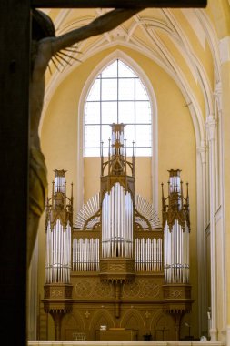Organ ve çarmıha gerilmiş İsa Katedrali St John the Baptist ve Meryem Varsayım've Kutner Hora, Kutna Hora eski manastırda heykeli. Çek Cumhuriyeti.