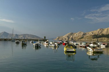 Baska onun marina küçük şehir. Hırvatistan tatil. Island Krk. Adriatic coast, Hırvatistan, Avrupa. Yaz tatili. Gevşeme kavramı. Hırvatistan'ın plajları. 