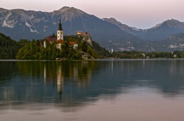 Güzel dağ gölü kan kaybından öldü. Hac kilise bir adada yer alan Maria varsayım. Arka plan dağlarda. Slovenya, Europe. Avrupa seyahat.