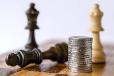 Savaş satranç satranç tahtası oyun stand. Satranç tahtası para ve satranç. Strateji yatırım para ile. Başarı için kavram. Euro coins bir satranç tahtası üzerinde yığılmış. (Şirket stratejisi için konsept).