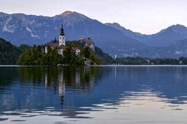 Güzel dağ gölü kan kaybından öldü. Hac kilise bir adada yer alan Maria varsayım. Arka plan dağlarda. Slovenya, Europe. Avrupa seyahat.