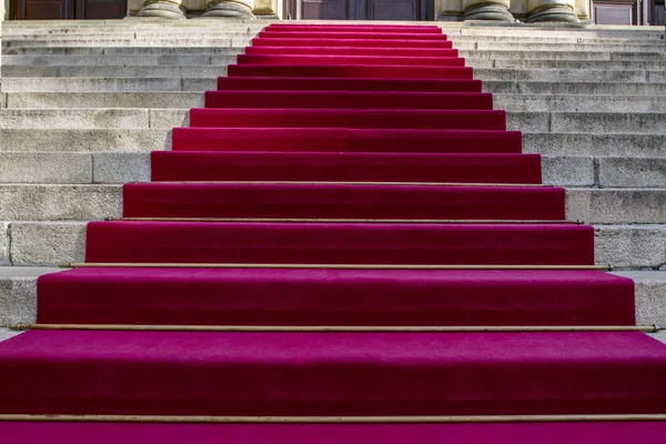  Uzun kırmızı halı üzerinde merdiven. Başarı kavramı. Zafer. Kırmızı halı, lüks giriş ünlü.
